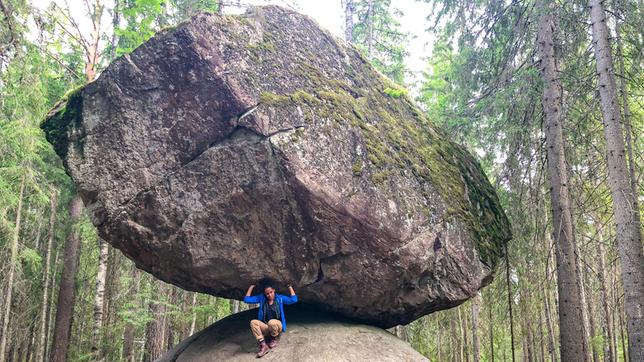 Pia an einem der bekanntesten „Felsen der Riesen“. Der riesige Stein liegt seit der letzten Eiszeit hier. Weiteres Bildmaterial finden Sie unter www.br-foto.de.