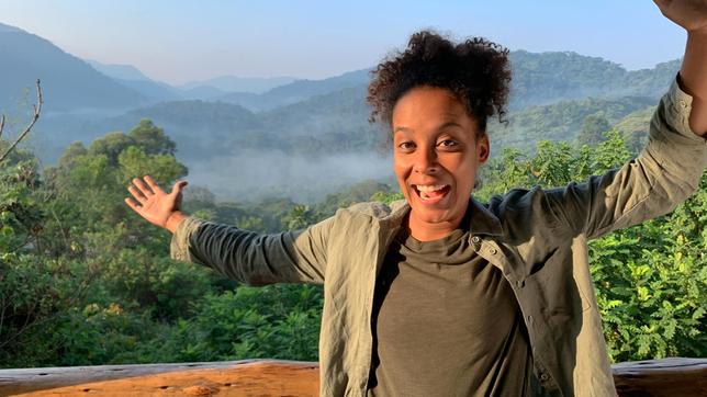 Pia stürzt sich im Bergregenwald Ugandas ins Abenteuer. Weiteres Bildmaterial finden Sie unter www.br-foto.de.