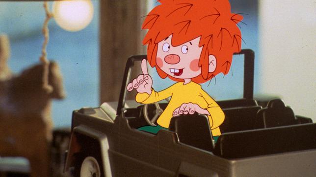 Ein Jahr wohnt nun Pumuckl bei Meister Eder. Zum Jubiläum bekommt er ein Spielzeugauto geschenkt, mit dem er in der Schreinerwerkstatt umherbraust.