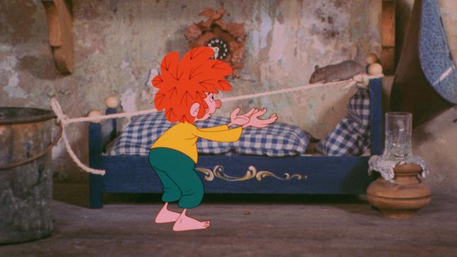 Anfangs ärgert sich Pumuckl über die Maus, die seine Kekse anknabbert. Doch während Meister Eder eine Mausefalle kauft, freundet sich Pumuckl mit ihr an.