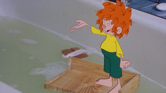 Bild: BR/Infafilm GmbH/Original-Entwurf "Pumuckl"-Figur: Barbara von Johnson Pumuckl turnt übermütig im Badezimmer herum.