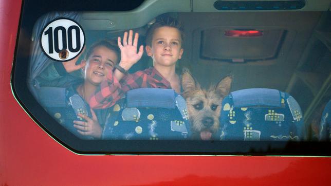 Bild: BR/Filmbüro Münchner Freiheit GmbH Das Trio fährt in die Schule - Racko darf diesmal mit. Von links: Fee (Joline Letizia Schwärzler), Flori (Leon / Lino de Greiff) und Racko