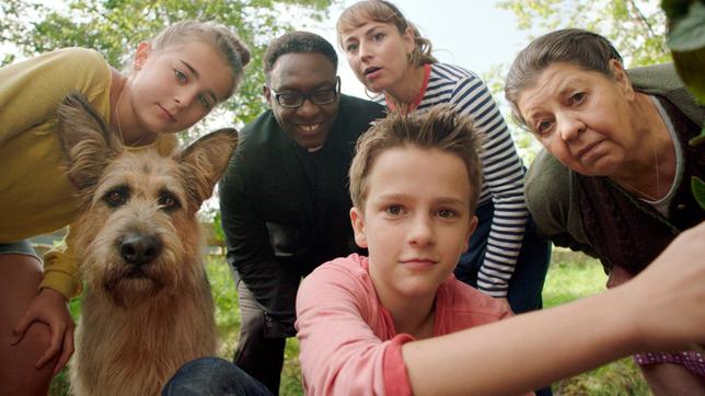 Bild: BR/Filmbüro Münchner Freiheit GmbH Der Grundstein am Wiesnerhof wird von allen entdeckt. Von links: Fee (Joline Letizia Schwärzler), Racko, Dr. Noah (David Wurawa), Eva (Ines Hollinger) und Theres (Monika Manz). Vorne: Flori (Leon / Lino de Greiff).
