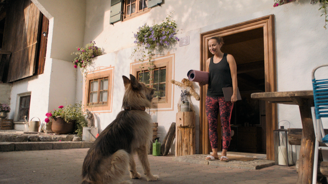 Eva Wiesinger (Ines Hollinger) mit Racko (Chewakka).