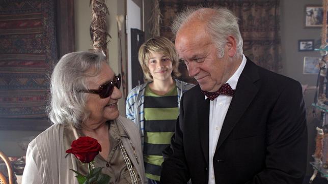 Bild: WDR/ARD/Frank Dicks Fritz (Lukas Karlsch) hat Opa Oskar (Peter Franke) in eine faustdicke Lügengeschichte verwickelt. Er schleppt ihn mit ins Altenheim zu der blinden Teresa Wagner (Dorothea Walda) und gibt ihn als Teresas in Afrika verschollenen Liebsten Leopold aus.