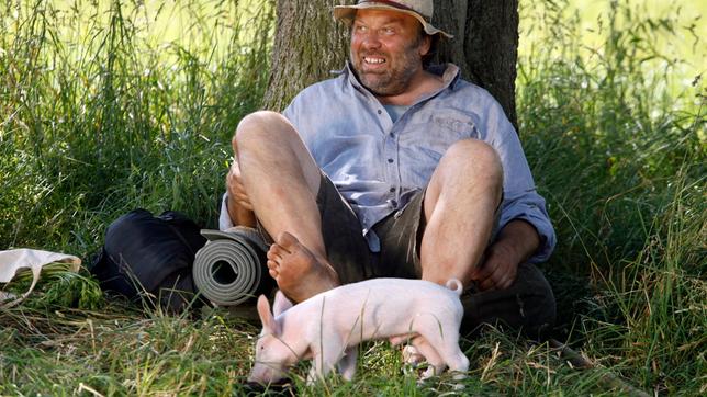 Bild: WDR/ARD/Frank Dicks Landstreicher Rudi (Waldemar Kobus) hat sich mit Ferkel Rudi angefreundet.