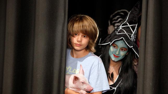 Bild: WDR/ARD/Frank Dicks Schultheateraufführung "Rapunzel": Fritz (Lukas Karlsch) und Ayla (Aylin Yelda Sengül) im Hexenkostüm schmuggeln Rennschwein Rudi auf die Bühne.