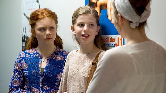 Bild: MDR/Katharina Simmet Hedda (Juliette Hartig, li.) ist fest entschlossen, den Saboteur von Miriams (Jelena Herrmann, re.) Versteigerung zur Verantwortung zu ziehen. Ob Kathi (Kaja Eckert, mitte) etwas damit zu tun hatte?