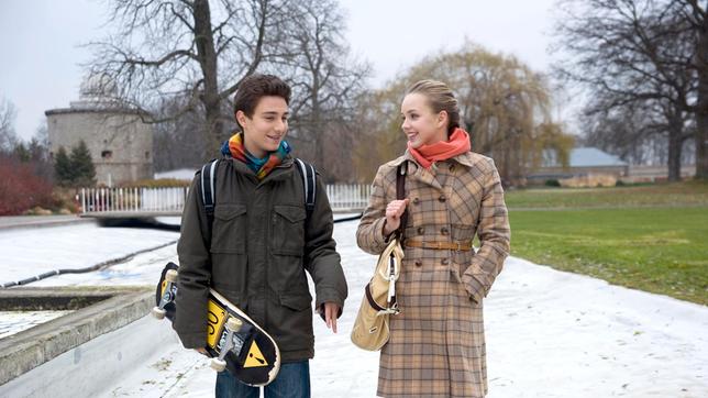 Bild: MDR/Katharina Simmet Tommy (Lucas Leppert) und Constanze (Henriele Fritz) haben zunehmend Spaß an ihren Mails für Tobias. Doch die Sache wird ernst: Um nicht aufzufliegen, müssen sie sich als Paar ausgeben.