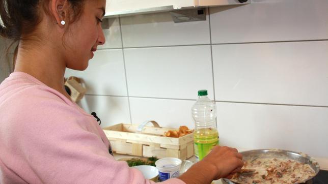 Adina kocht ihr Lieblingsgericht "Kifta Halab" - Reisbällchen mit Hackfleisch, Mandeln und Rosinen.