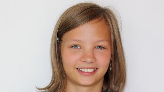 Bild: SWR/Nordisch Filmproduction Caitlins Mutter kommt ursprünglich aus der Schweiz. Die 12-Jährige verbringt immer ihre Ferien dort und geht dann am liebsten auf dem Hof ihres Onkels reiten.