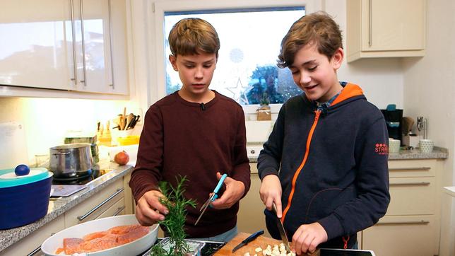 Bild: SWR/Nordisch Filmproduktion/Jennifer Beisker Dass Linus (li.) ein leidenschaftlicher Koch ist, wissen sogar seine Freunde. Das Gericht das er zusammen mit Michael kocht, hat er sich ganz alleine ausgedacht: Lachs mit Kartoffelpüree und "einer Note von Meerrettich".