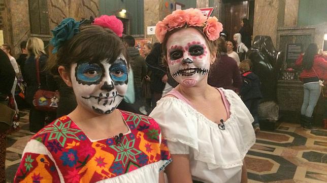 Frida und Hanna feiern das größte Fest Mexikos: Das Totenfest - Día de los Muertos. Dazu backen sie leckeres Totenbrot, schminken sich und tragen wunderschöne Kleider! Auf zur Party!