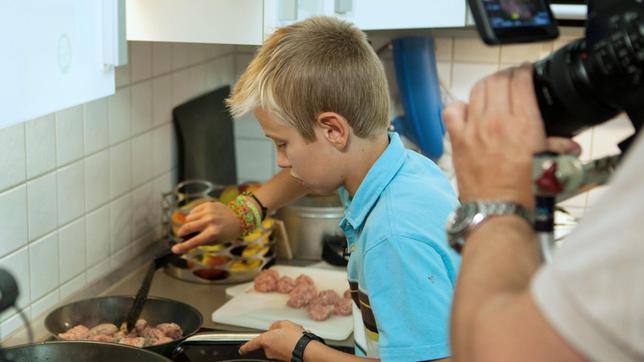 Bild: SWR/Nordisch Filmproduction Gad beim Zubereiten einer schwedischen Spezialität: Köttbullar.