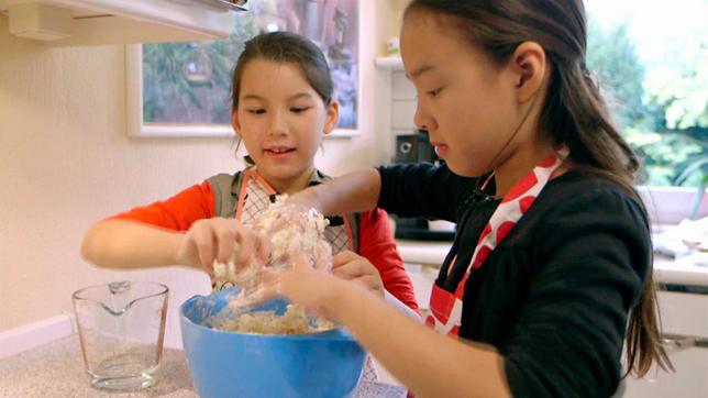 Jessica kocht "Chinesische Maultaschen". Die Zubereitung hat die Zehnjährige aus Heilbronn von ihrer Mutter gelernt und ihre Freundin Sayuri hilft ihr fleißig beim Kneten und Formen der Teigtaschen.