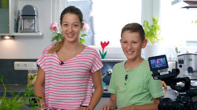Bild: SWR/Nordisch Filmproduction Laszlos Mama kommt aus Serbien. Deshalb kocht der 12-Jährige bei "Schmecksplosion" serbischen Gemüsereis und Fleischspieße namens "Ražnjići". Unterstützt wird Laszlo dabei von Noemi. Die beiden sind seit der 5. Klasse die besten Freunde.
