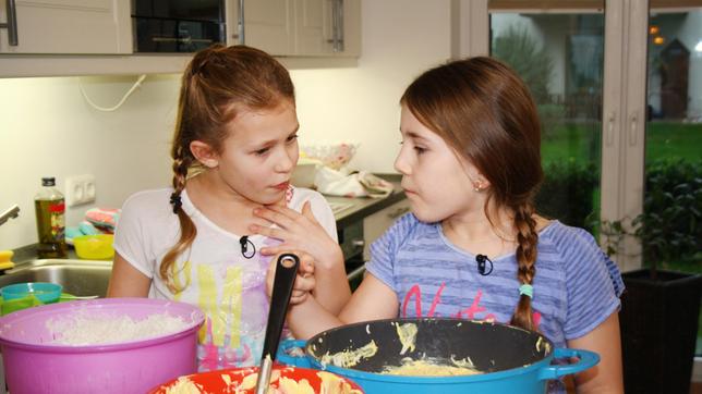 Bild: SWR/Nordisch Filmproduktion/Jennifer Beisker Lenis (rechts) Familie kommt aus dem Iran. Deswegen kocht sie bei Schmecksplosion Tahchin Morgh. Das Rezept stammt von ihrer Tante. Aber als Helferin steht heute ihre beste Freundin Toma (links) mit in der Küche. Abwechselnd schichten sie Reis und Hähnchen in einem Topf, das dann auf dem Herd zu einer Art Reiskuchen gekocht wird. Richtig spannend wird es zum Schluss, wenn der Kochtopf gestürzt wird. Haben die Freundinnen alles richtig gemacht, so dass der Kuchen im Ganzen herauskommt?