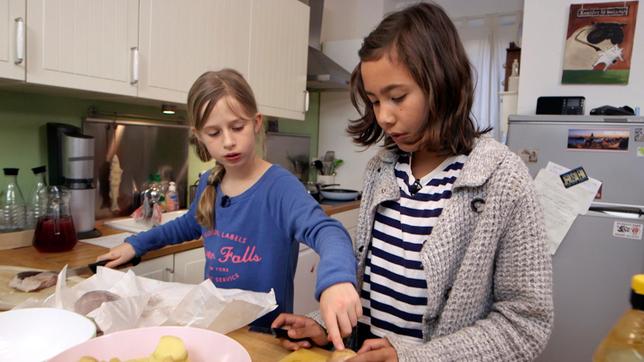 Bild: SWR/Nordisch Filmproduktion/Jennifer Beisker Lotte (li.) ist eine richtige Hamburger Deern und spielt am liebsten Fußball. Da sie Vegetarierin ist, kocht sie bei Schmecksplosion zusammen mit ihrer Freundin Pema ein typisch norddeutsches Gericht: Hamburger Pannfisch! Dazu gibt es Bratkartoffeln und Senfsoße