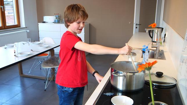 Nik lebt mit seiner Familie in Stuttgart. Für seine Gäste kocht er bei "Schmecksplosion" heute seine beiden Lieblingsgerichte: Milchreis und selbstgemachtes Himbeereis.