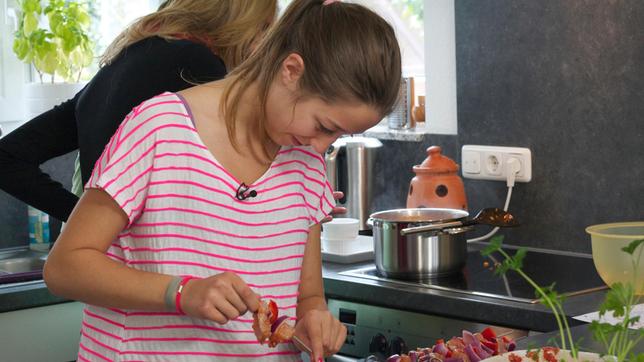 Bild: SWR/Nordisch Filmproduction Noemi beim Zubereiten des Hühnchen-Gemüse-Currys.