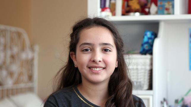 Bild: SWR/Nordisch Filmproduction Nurey ist 11 Jahre alt und lebt in Trier. Ihr Vater kommt aus der Türkei und ihre Mutter aus Aserbaidschan. Zusammen mit ihrer Freundin Lea backt sie für das Fest Purim.
