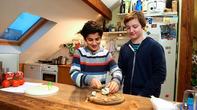 Schayan (li.) kocht zusammen mit seinem Freund Crispin ein Familienrezept aus dem Iran zu: persisches Lamm mit Mandelblättchen.