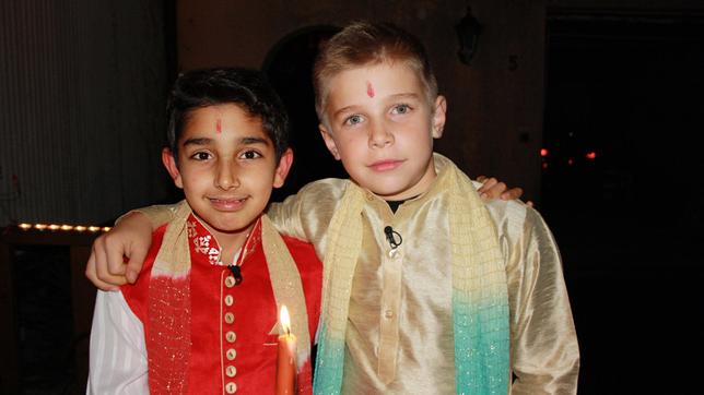 Tanvir zeigt seinem Freund Adrian wie man Diwali das indische Kerzenfest feiert. Dafür backen sie ganz viele süße Bällchen, genannt Laddus.