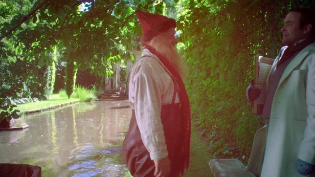 Bild: SWR/NRK/Beta Film Julius (Trond Høvik) im Garten der Schneewelt - zusammen mit seinem Sekretär Ole Winter (Vidar Magnussen). Denn das Orakel hat sich gemeldet.