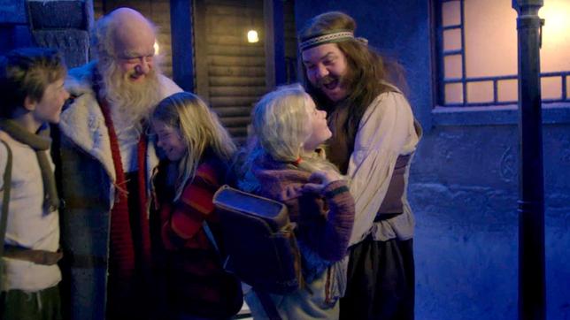 Bild: SWR/NRK/Beta Film Weihnachtsmann Julius (Trond Høvik) ist endlich zurück im Dorf, Pil (Kevin Haugan), Selma (Siri Skjeggedal), Frida (Charlotte Myrset), Stål (Nils Jørgen Kaalstad) freuen sich.