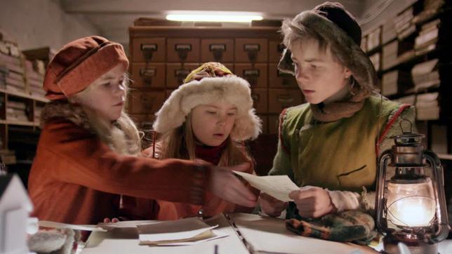 Bild: SWR/NRK/Beta Film Zusammen mit dem Buch finden Frida (Charlotte Myrset), Selma (Siri Skjeggedal), Pil (Kevin Haugan) mehr als sie erwartet hatten.