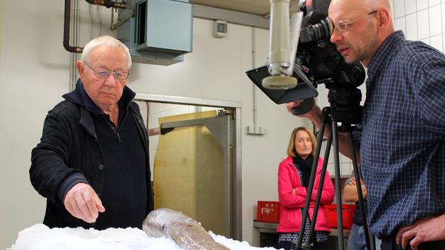 Bild: WDR/Flash Film Armin legt in der Fischräucherei in Cuxhaven selbst Hand an.