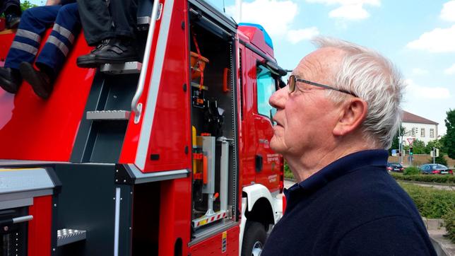 Bild: WDR/Flash Film Armin Maiwald will es genau wissen: Wie funktioniert ein Feuerwehrauto? Wofür sind die vielen Bauteile notwendig?