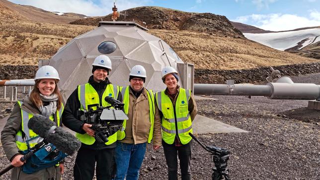Bild: WDR/Flash Filmproduktion Auf Island erfährt das Maus-Team mehr über Geothermie. Hier steht das weltweit größte Geothermiekraftwerk.