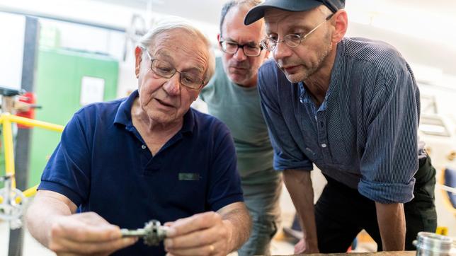 Bild: WDR/Ben Knabe Beim Dreh in der Fahradwerkstatt: Armin Maiwald (links) mit Kameramann Kai von Westermann (rechts) und Toningenieur Peter Torringen (hinten).