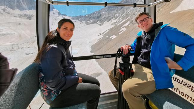 Bild: WDR/Flash Filmproduktion Clarissa (l) und Ralph sind für die Sommer-Sachgeschichtenreihe zum Thema Kliama auf der Zugspitze unterwegs.