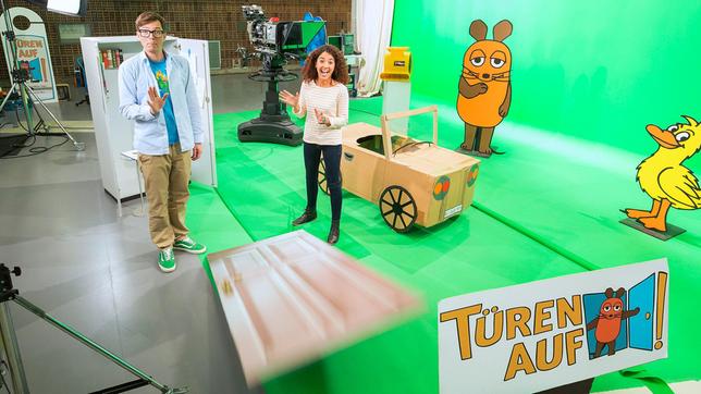 Bild: WDR/Ben Knabe Die Maus erfüllt vielen kleinen und großen Zuschauern einen Wunsch: "Die Sendung mit der Maus" öffnet ihre Türen beim WDR. Armin, Christoph, Ralph (Foto), Malin, Siham (Foto) und viele andere lassen sich heute über die Schultern schauen. Im Trickstudio zeigt die Maus selbst, wie sie hier Laufen lernt.