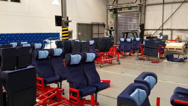 Bild: WDR/Flash Film Die Sitze stehen in der Fabrik in Krefeld bereit. Gleich werden sie auf Rollwägen gepackt, in den Wagenkasten reingeschoben und Paar für Paar verteilt.