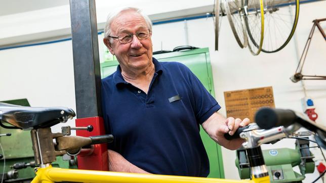 Bild: WDR/Ben Knabe Diesen Sommer lernt Armin Maiwald, wie ein Fahrrad selbst gebaut wird. Für die vierteilige Maus-Sachgeschichten-Reihe entdeckt er, welche Erfindungen in dem Alltagsgegenstand stecken.