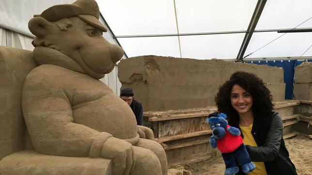 Bild: WDR/Oliver Hartmann Handgeschnitzter Sand – Reporterin Siham El-Maimouni begleitet auf Usedom Sandschnitzer bei der Arbeit. Auch Käpt'n Blaubär zaubern sie an den an der Ostsee-Strand.