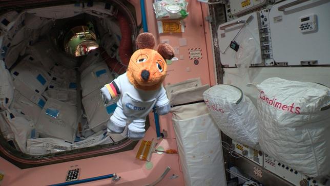 Bild: WDR/ESA Im eigenen Raumanzug schwebt die Maus an Bord der ISS.