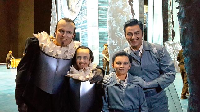 Bild: WDR/Flashfilm Im Mittelpunkt der XXL-Sachgeschichte stehen zwei Kinder aus Bayreuth. Bei der Premiere der Oper „Lohengrin“ zum Auftakt der Festspiele 2018 lieferten sich beiden Jungdarsteller einen Schwertkampf in luftiger Höhe. Für diesen Spezial-Effekt im Bühnenhimmel waren sie in die Rollen von Lohengrin und Telramund geschlüpft. Das Kamerateam der „Sendung mit der Maus“ war mit dabei und durfte auch bei den mehrmonatigen Vorbereitungen zu der großen Opern-Inszenierung „Mäuschen“ spielen.
