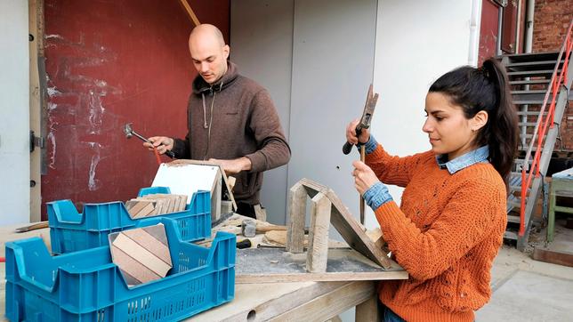 Bild: WDR/Ben Knabe In Belgien gibt es junge Leute, die aus alten Wohnungen alles rausholen, was anderweitig in Häusern und Wohnungen wiederzuverwenden ist. Clarissa Corrêa da Silva (rechts) hilft Pierre Yves (links) dabei, Bodenfliesen zu säubern, sodass diese neu eingesetzt werden können.