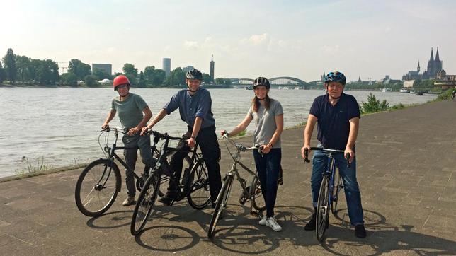 Bild: WDR/FLASH Filmproduktion Maus-Team auf Tour: Diesen Sommer erfahren Maus-Filmemacher Armin Maiwald, Regieassistentin Anna-Lena Vogel, Kameramann Kai von Westermann und Toningenieur Peter Torringen, welche Ideen und Erfindungen in ganz normalen Fahrrädern stecken.