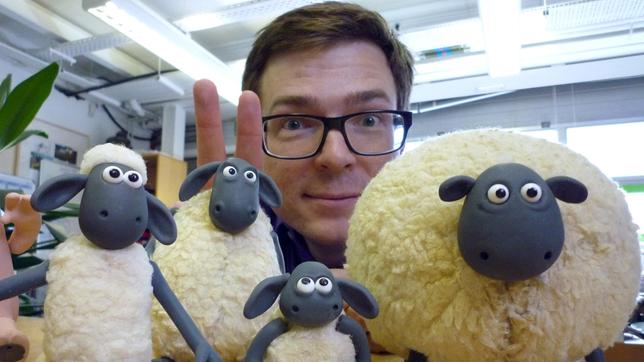 Bild: WDR/Katja Engelhardt Ralph Caspers bei Aardman-Animations in Bristol/England. Hier ist die Geburtsstätte von Shaun, dem Schaf und all jenen Gestalten die mit ihm den malerisch gelegenen Hof bevölkern, wo ein nicht allzu fleißiger Bauer versucht, seinen Alltag zu meistern. Am frisch renovierten Shaun-Bauernhof-Set darf Ralph dabei zuschauen, wie eine große Produktion mit vielen kleinen Figuren entsteht.