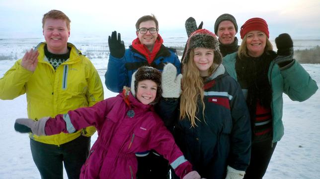 Bild: WDR/Katja Engelhardt Zu Gast in Island: Ralph Caspers (Mitte, hinten) besucht die Familie von Dagrun und Guðmundur mit ihren Kindern Kristrun, Hrafnhildur und Hjortur.
