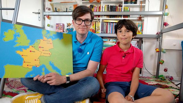 Bild: WDR/Katja Engelhardt Zur zehnten „Mauslands“-Reise geht es für Ralph Caspers (l) nach Frankreich. Der 12-jährige Louis zeigt ihm in einer Sonderausgabe der „Sendung mit der Maus“ die französische Hauptstadt Paris.