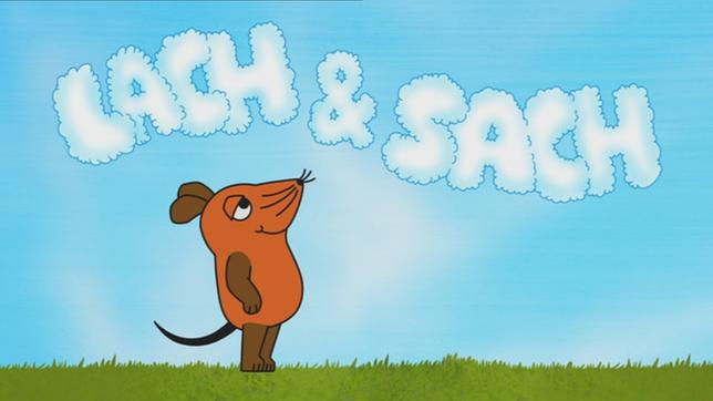Bild: Das Erste Maus schaut in die Luft, Wolken bilden die Worte Lach & Sach ab