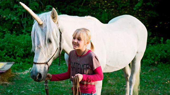 Bild: SWR/Maria Wiesler Tiere bis unters Dach Folge 39 Die Legende von Waldau: Nelly mit einem "Einhorn"