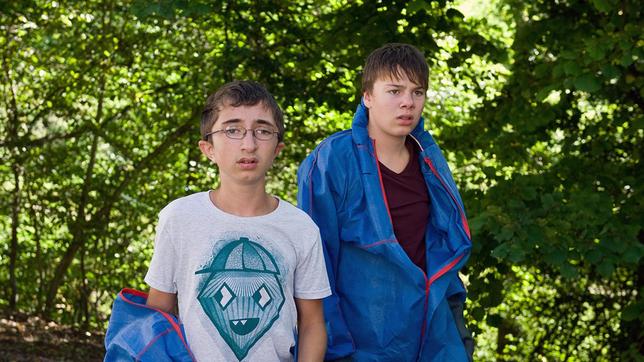 Bild: SWR/Maria Wiesler Gustav Ott ( Nikolaj Wolf) und Dominik Bentz ( Andreas Warmbrunn) ziehen die Hornissenschutzanzüge aus. Beide haben ihre Fähigkeiten überschätzt.