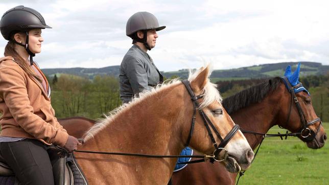 Bild: SWR/Maria Wiesler Jockey Heiko Dorn (Martin Aselmann, rechts) nutzt die unfreiwillige Auszeit und bepricht mit Lucy (Paulina Schnurrer, links) die Zukunft von Rennpferd Speedo.